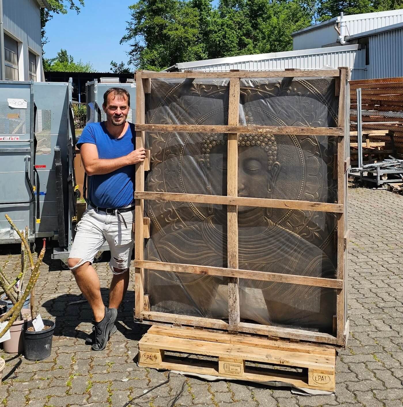 Chef mit einem großen Buddha Brunnen